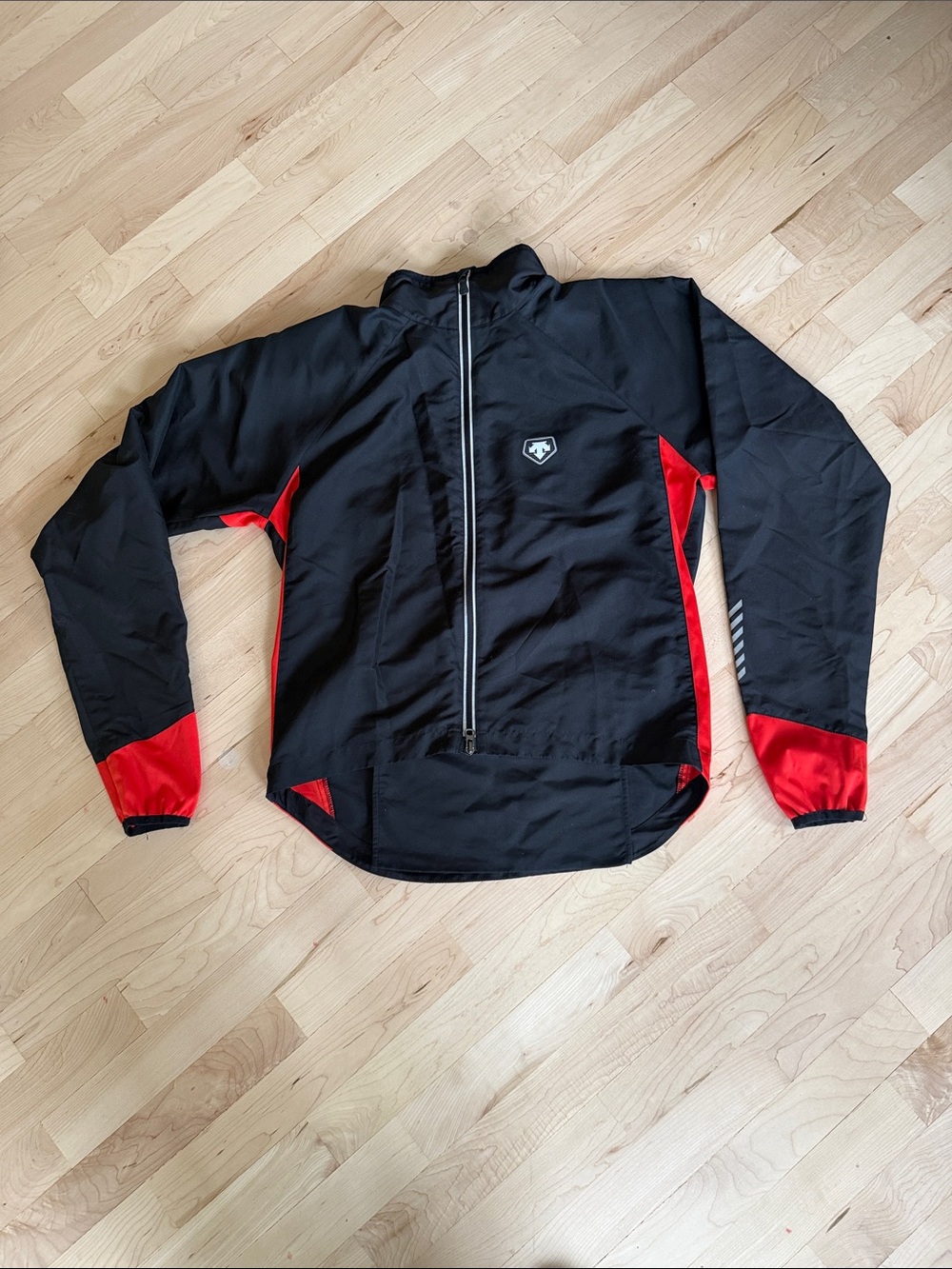 Descente Men's Windbreaker Jacket. Medium